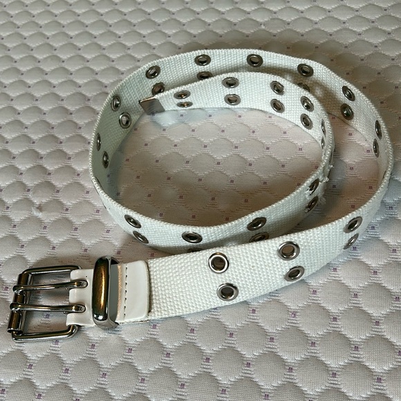 White fabric belt with metal fixtures - Picture 1 of 7